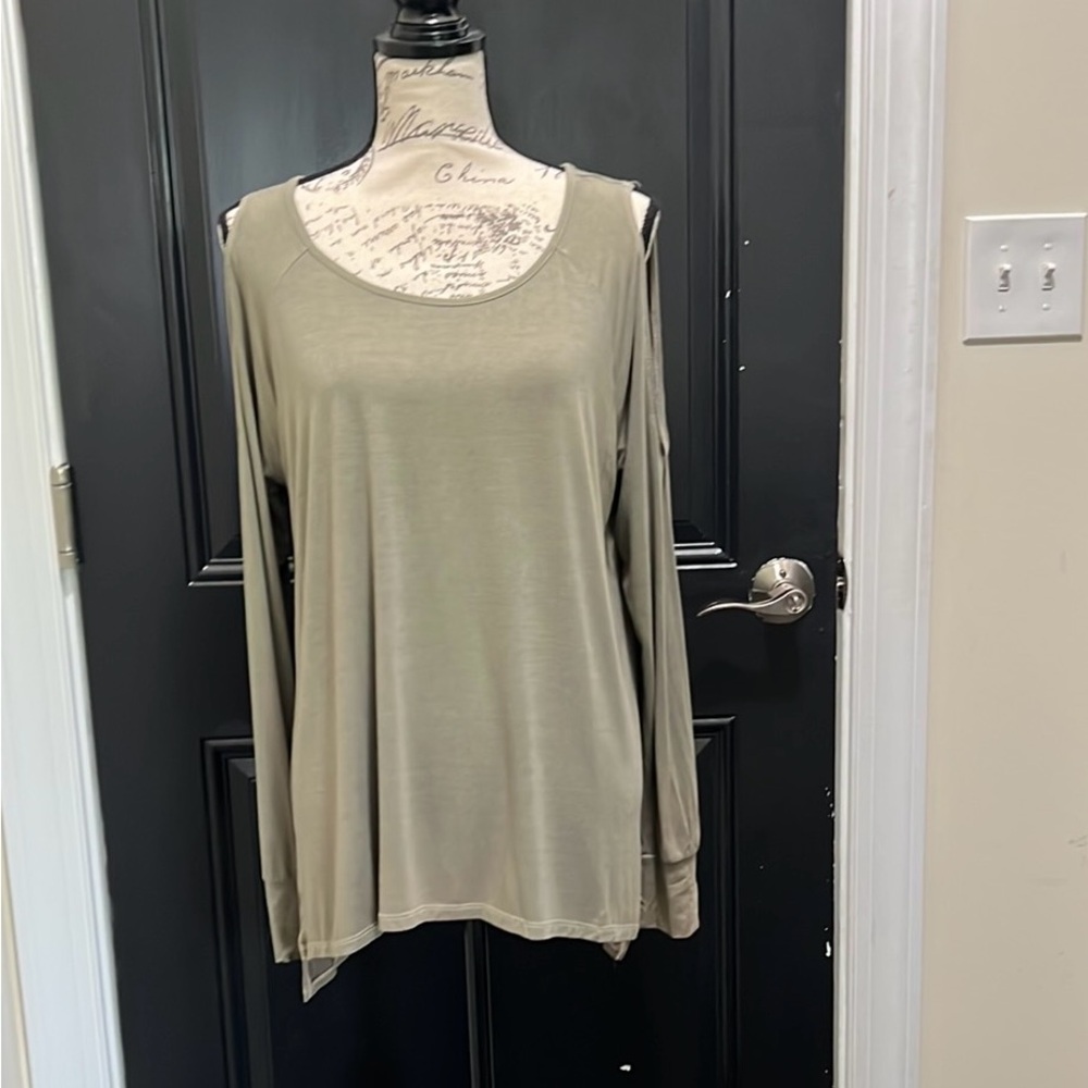 American Eagle Outfitters Soft & Sexy Women's Long Sleeve Top in Olive Green.